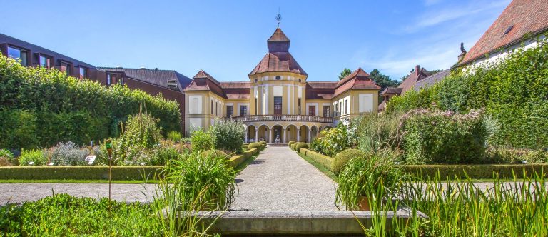 Deutsches Medizinhistorisches Museum Ingolstadt (Foto: Arnold Umlauf) Blick vom Arzneipflanzengarten aus auf das barocke Gebäude des Deutschen Medizinhistorischen Museums in Ingolstadt